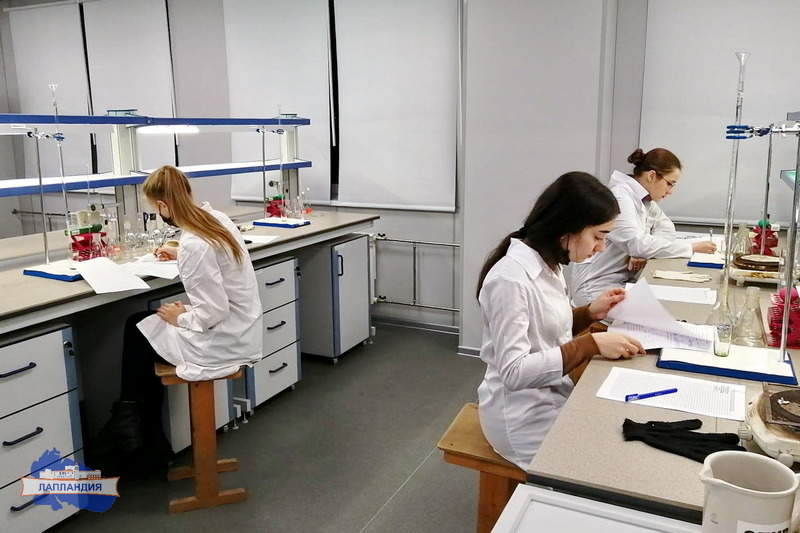 Участники регионального этапа ВсОШ по химии выполняют практическую работу в лабораториях МГТУ